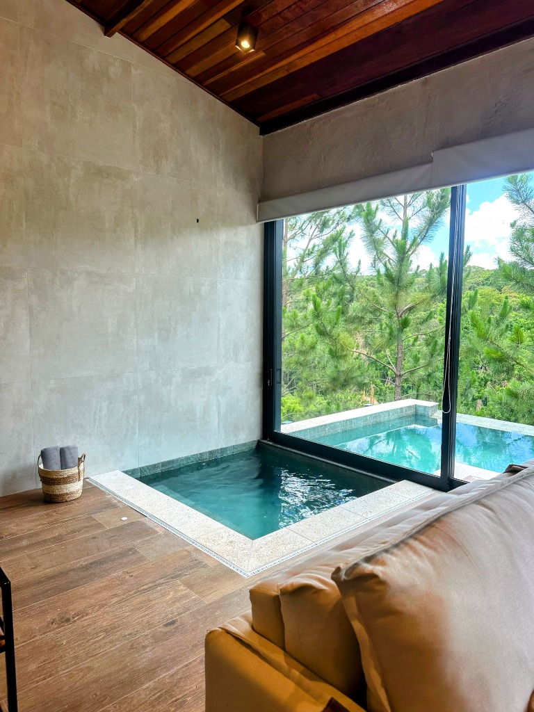 SPA Interno do Chalé Majestoso com vista para as árvores